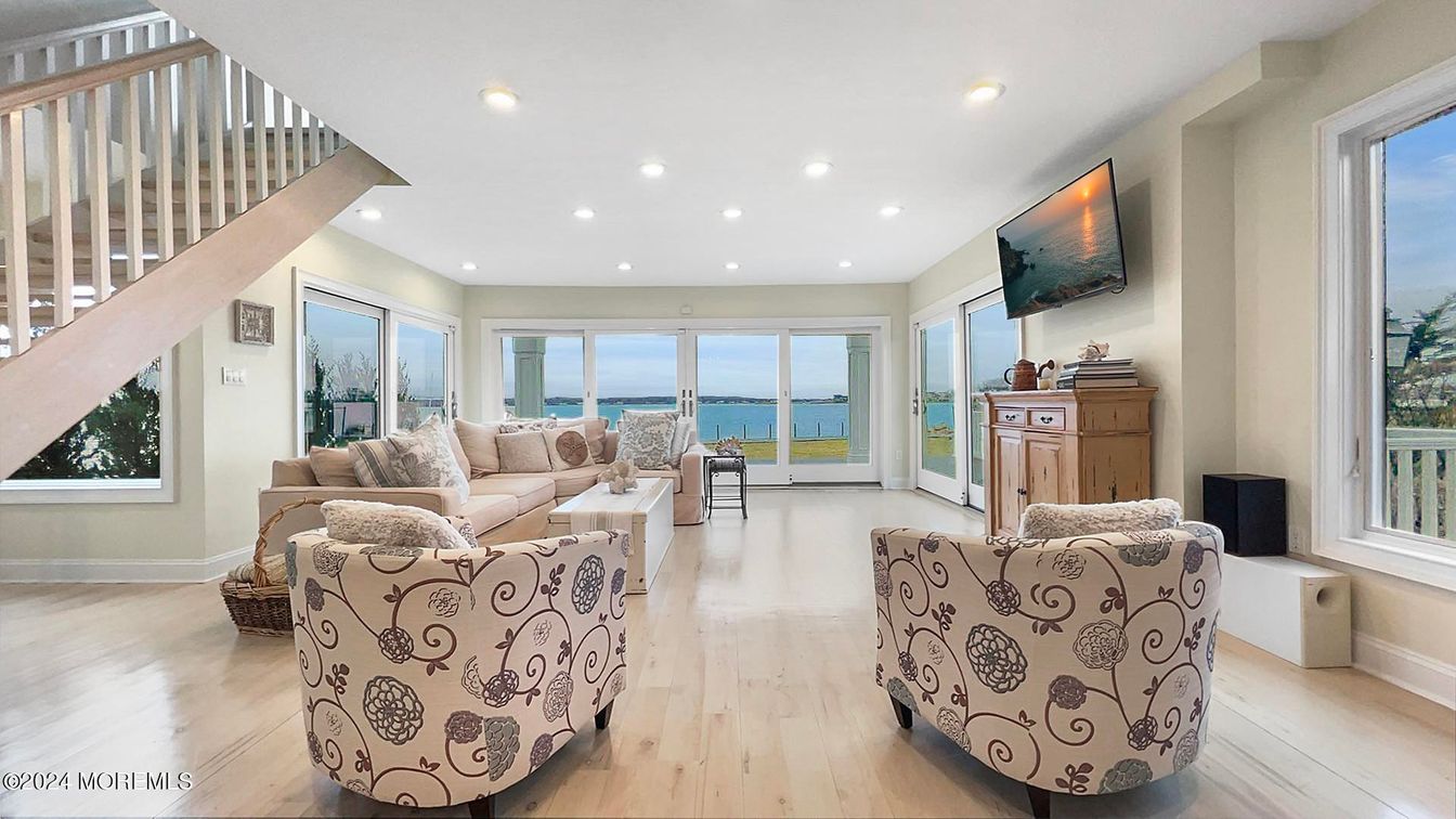 Interior, Living room, Recessed Lighting, Water, Wood Texture Flooring