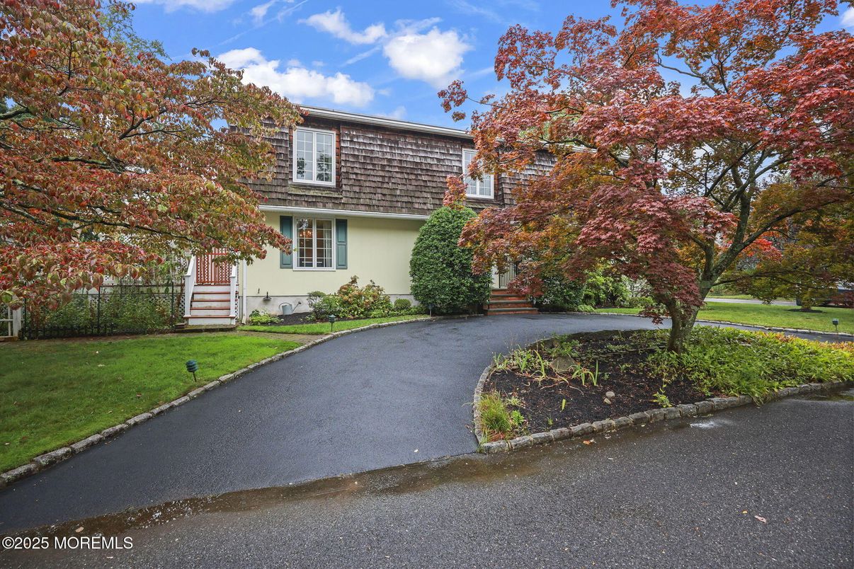 Exterior, Facade, Split Level