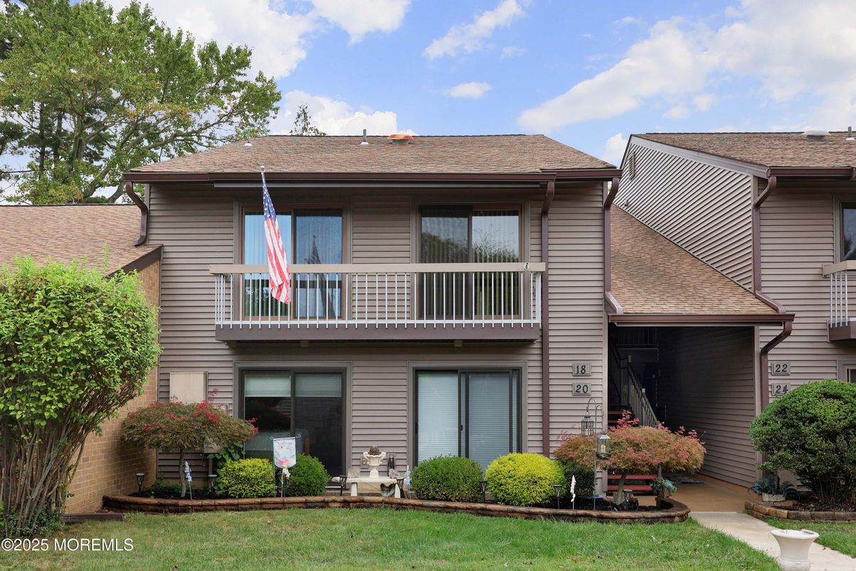 Exterior, Facade, Split Level