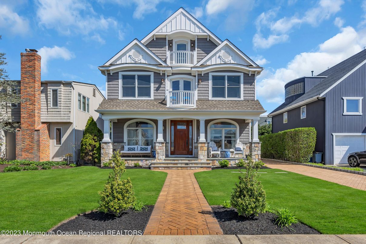 Exterior, Facade, Queen Anne Victorian