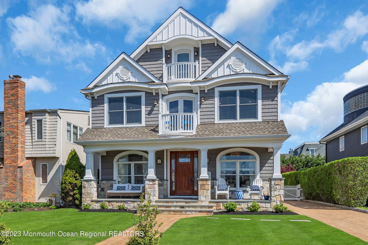 Exterior, Facade, Queen Anne Victorian