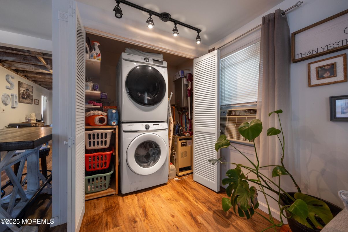 Interior, Utility Closets, Washer, Wood Texture Flooring