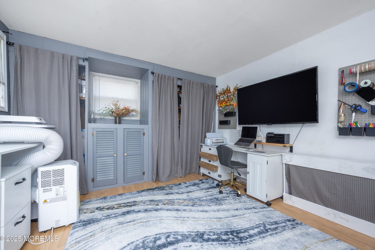 Home Office, Interior