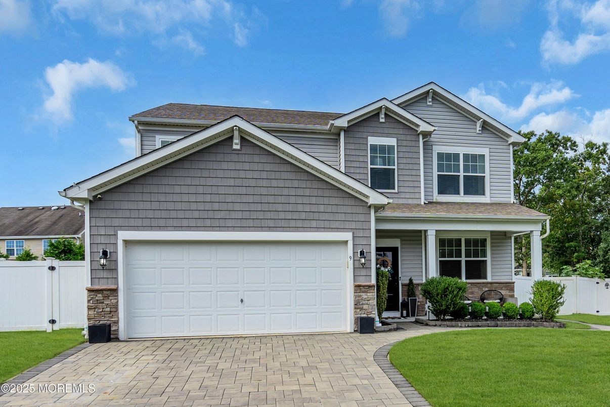 Attached, Exterior, Facade, American Craftsman