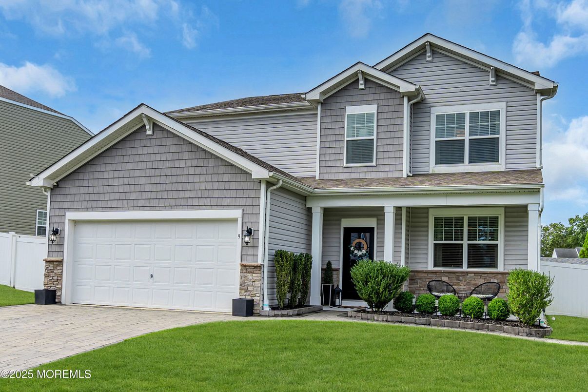 Attached, Exterior, Facade, American Craftsman