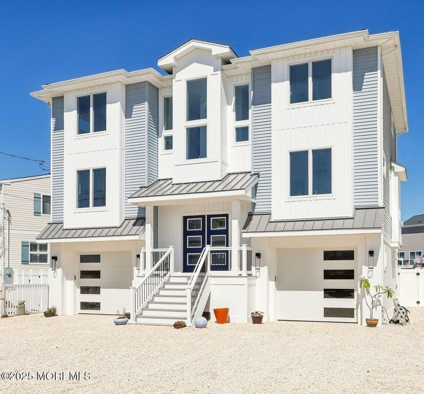 Attached, Exterior, Facade, Rowhouse
