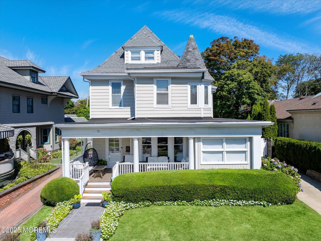 Attached, Exterior, Facade, Queen Anne Victorian
