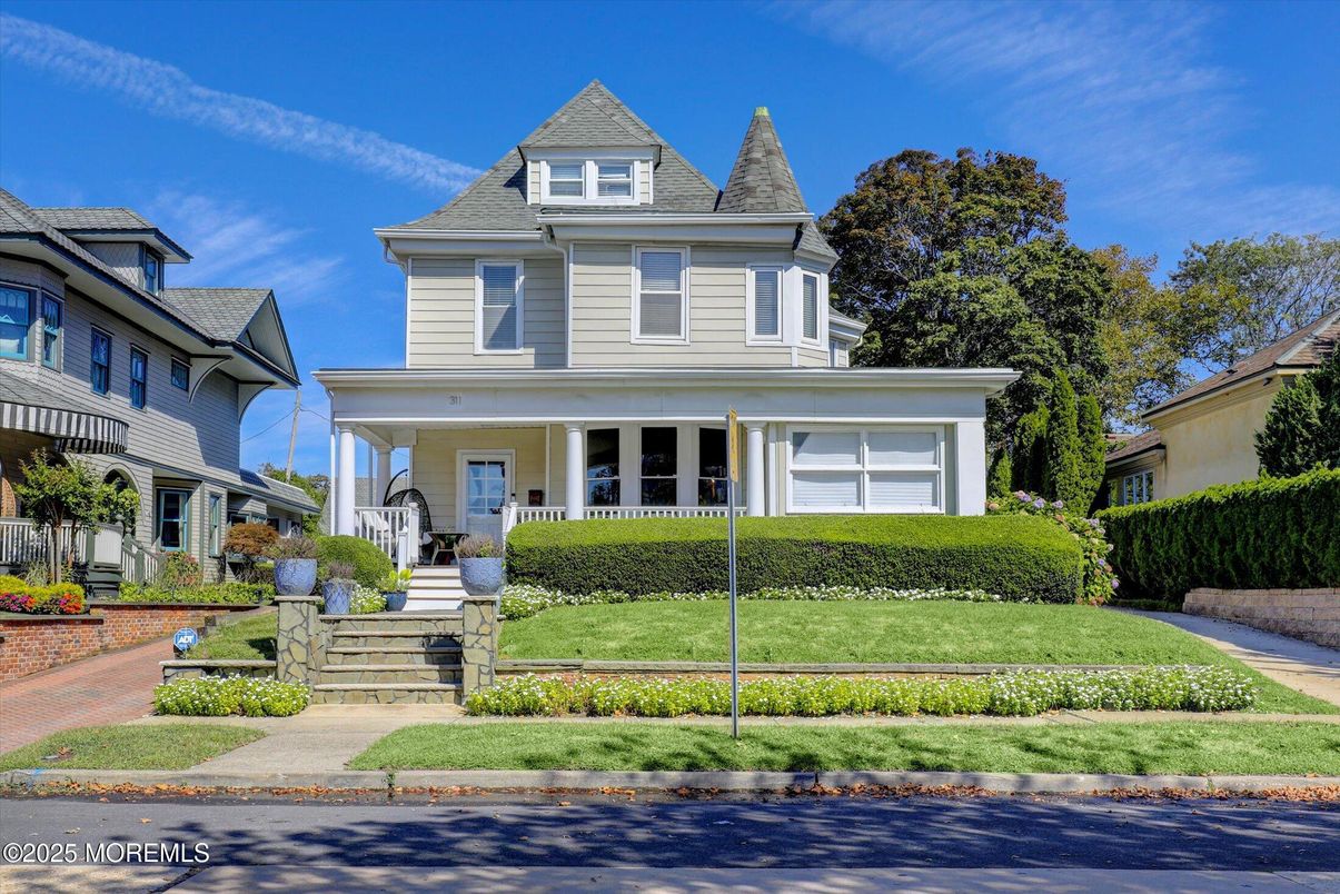 Attached, Exterior, Facade, Queen Anne Victorian