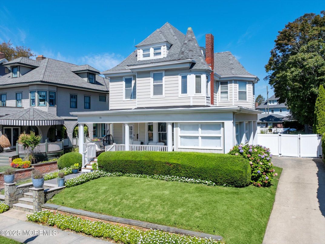 Attached, Exterior, Facade, Queen Anne Victorian