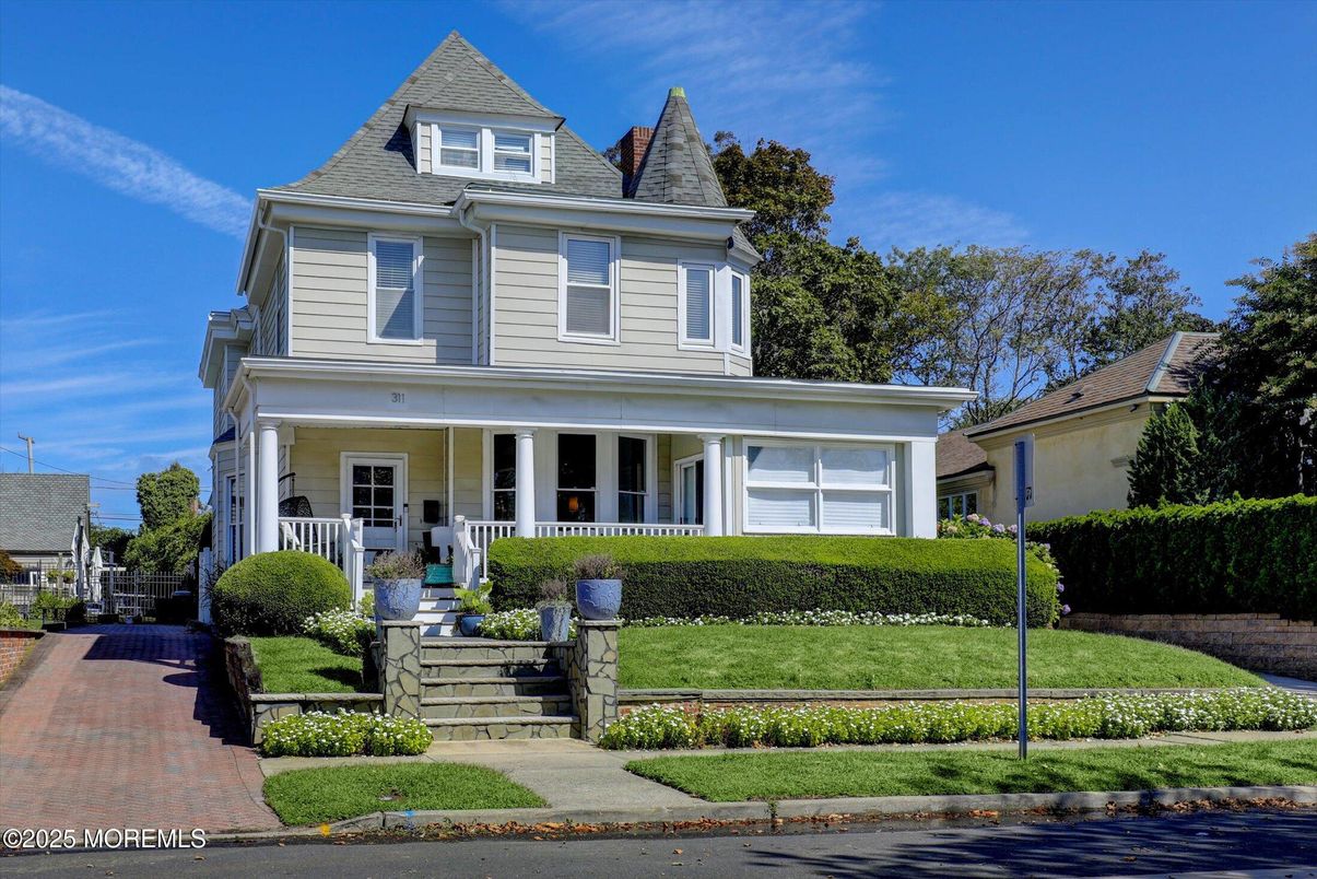 Attached, Exterior, Facade, Queen Anne Victorian