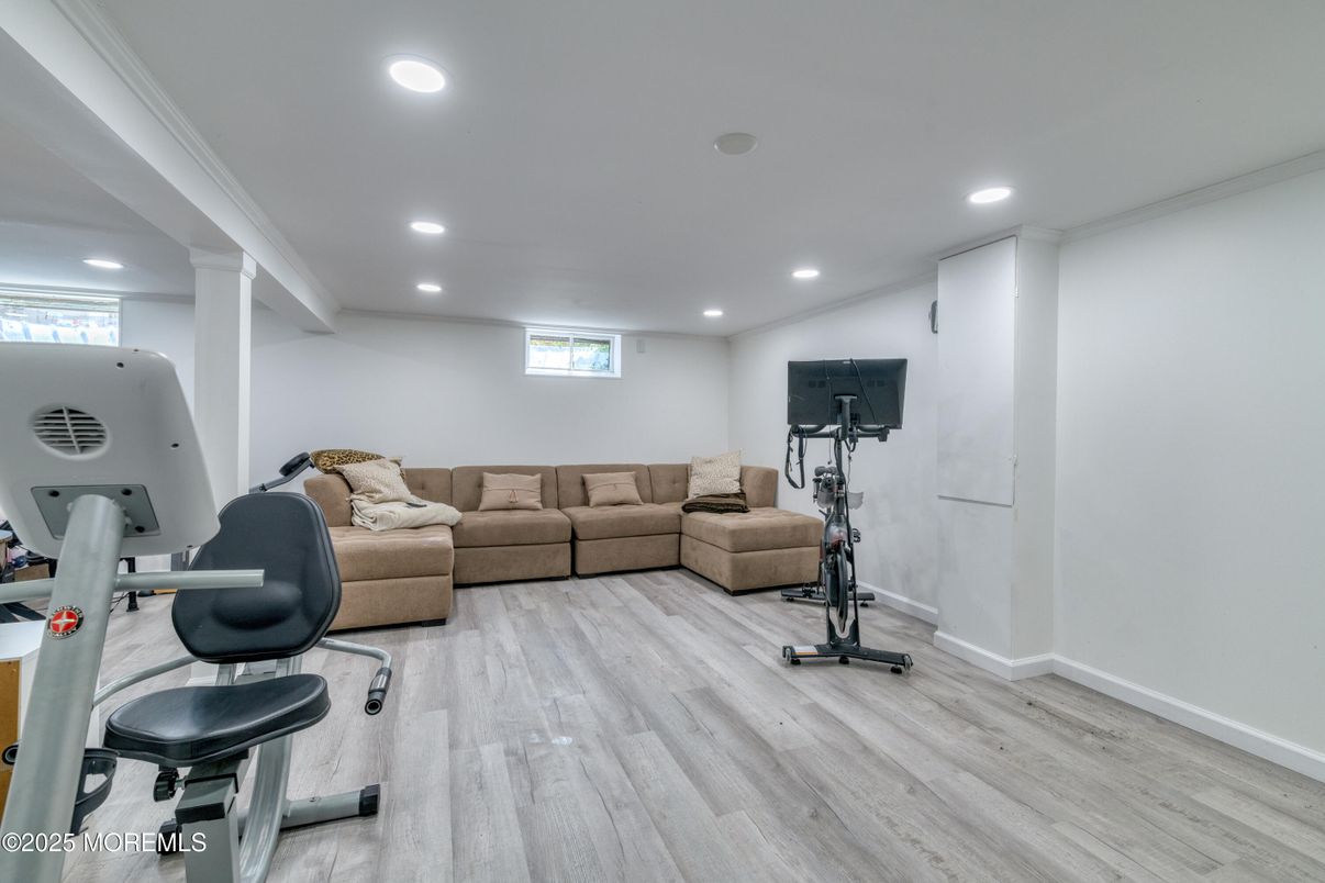 Fitness Equipment, Interior, Recessed Lighting, Wood Texture Flooring