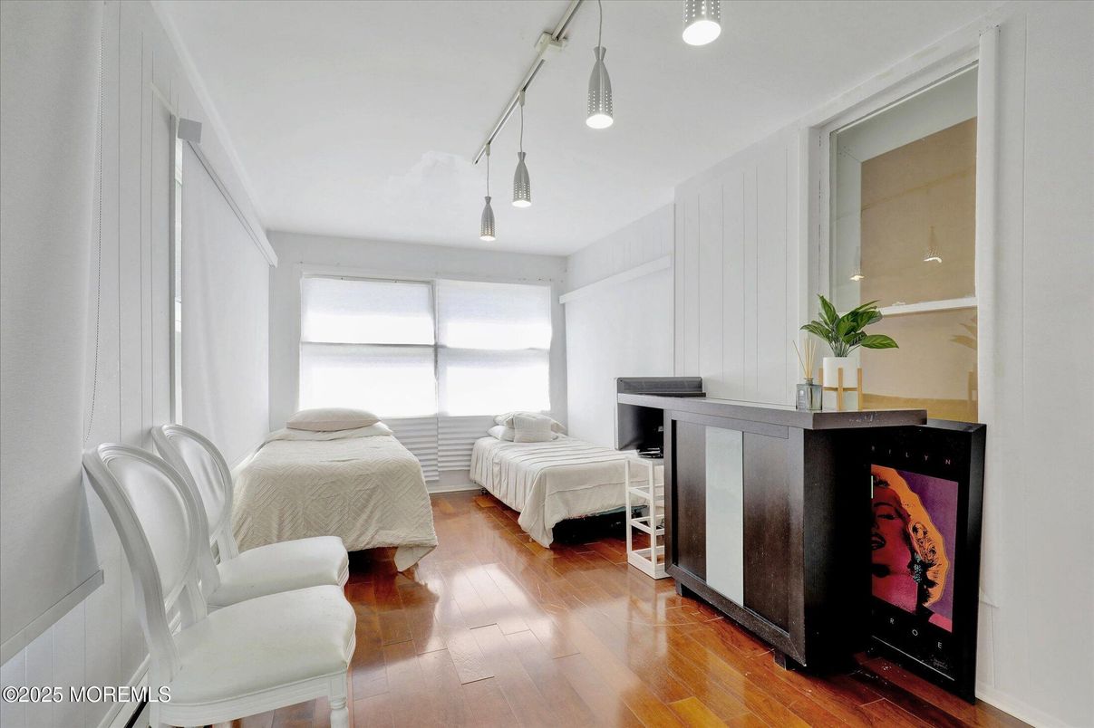 Interior, Pendant Lights, Wood Texture Flooring