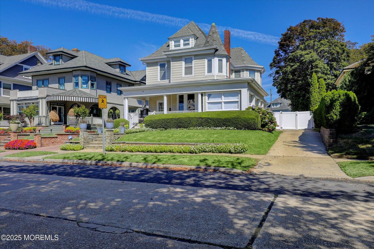 Exterior, Facade, Queen Anne Victorian