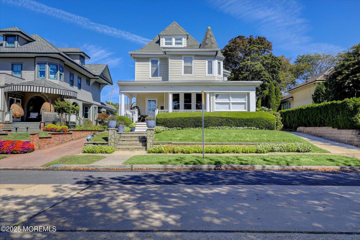 Attached, Exterior, Facade, Queen Anne Victorian