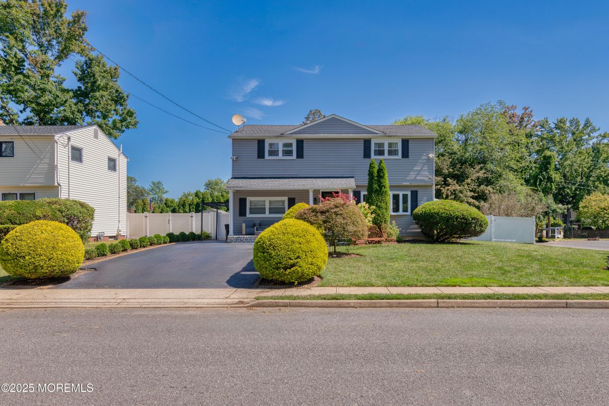 Attached, Exterior, Facade, Raised Ranch