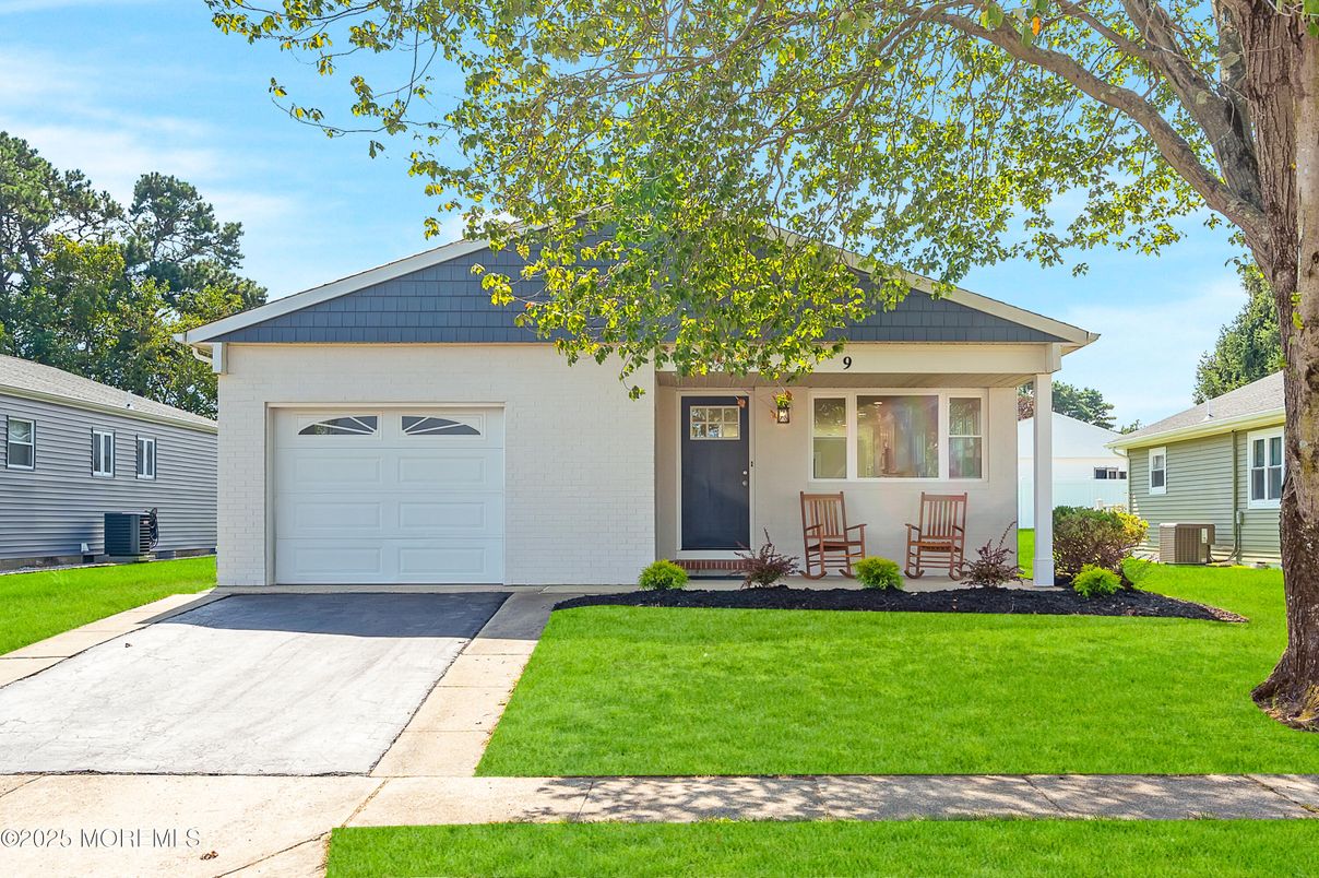Attached, Exterior, Facade, American Craftsman