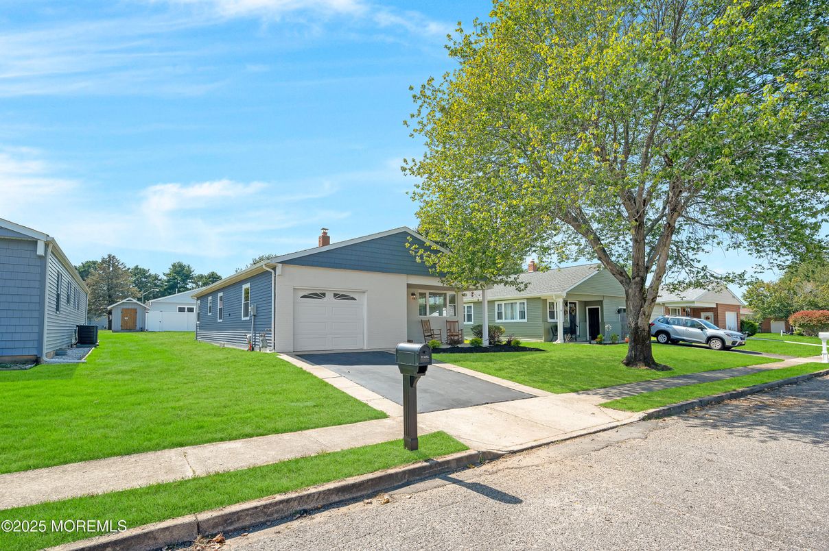 Attached, Exterior, Facade, Ranch
