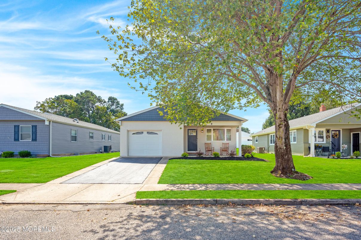 Attached, Exterior, Facade, Ranch