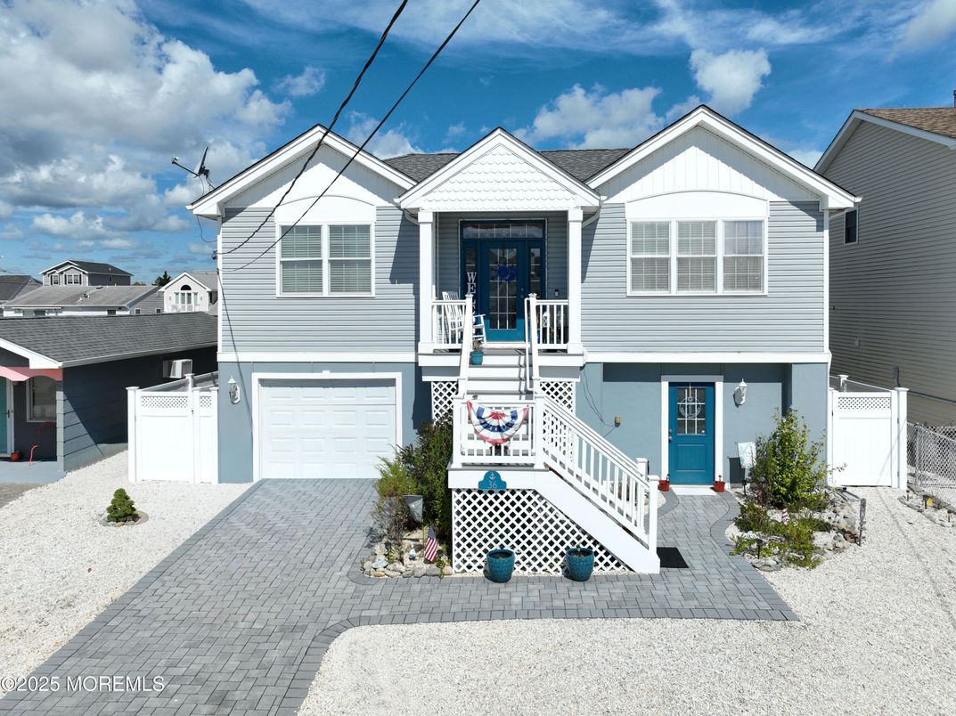 Attached, Exterior, Facade, Raised Ranch