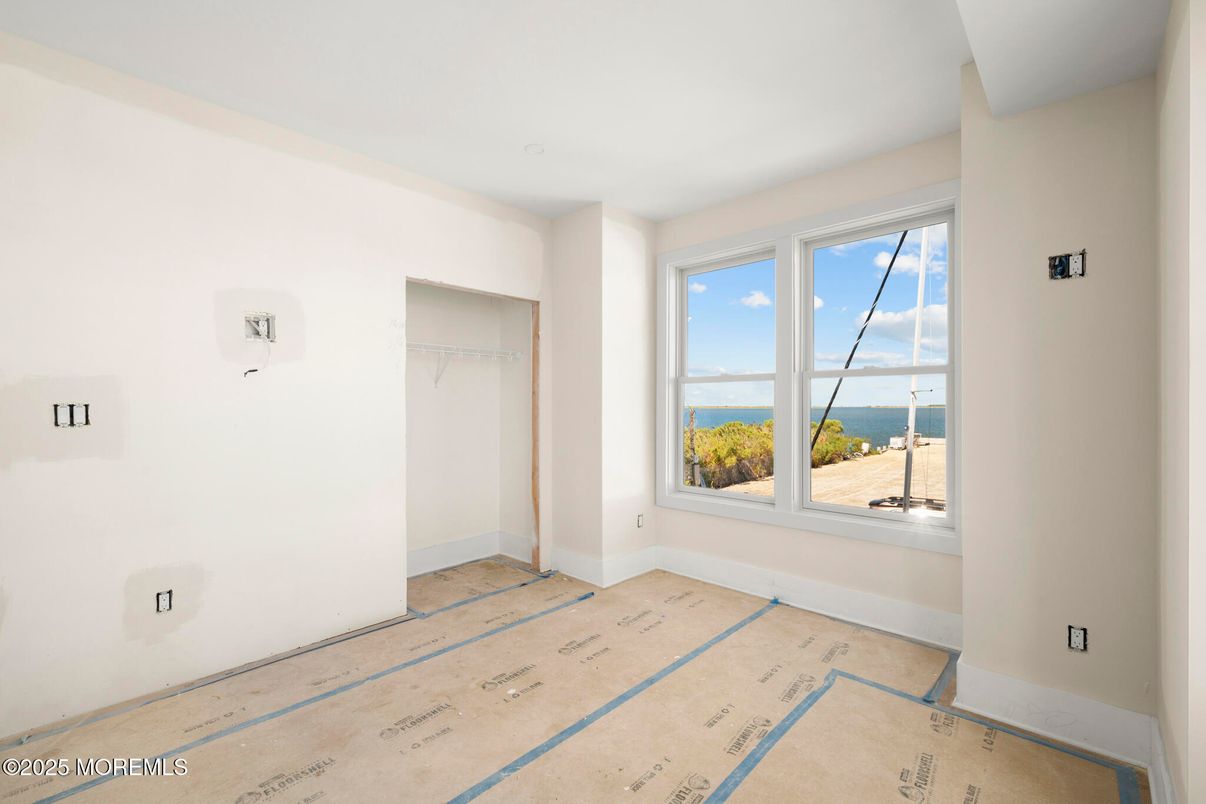 Empty room, Interior, Water