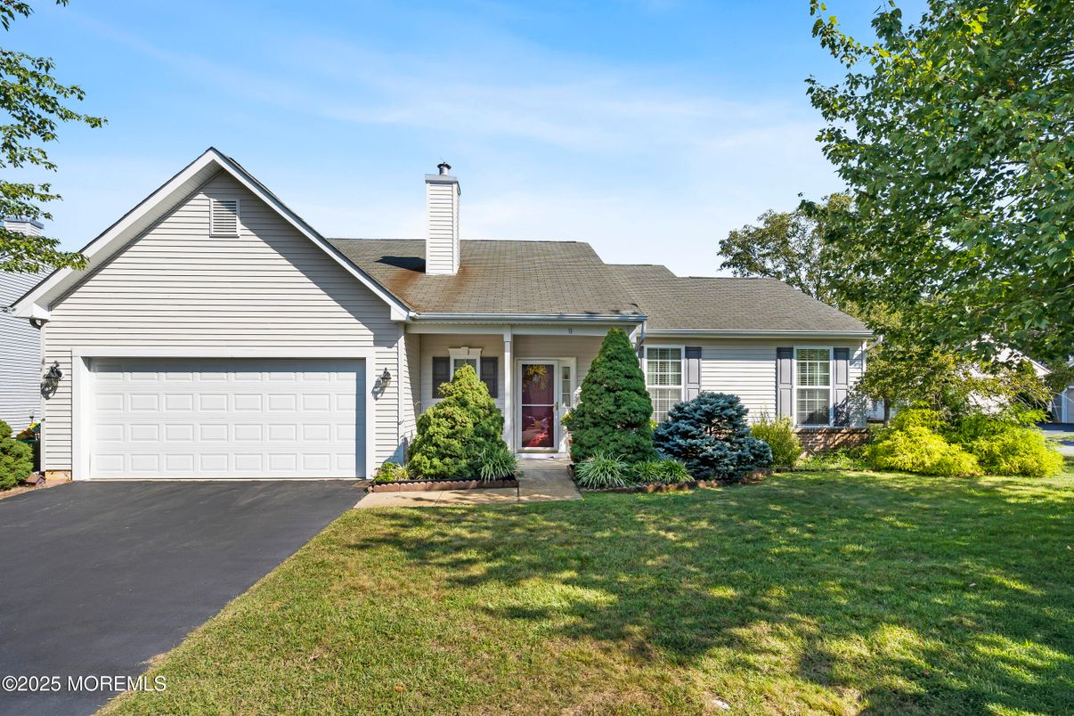 Attached, Exterior, Facade, Ranch