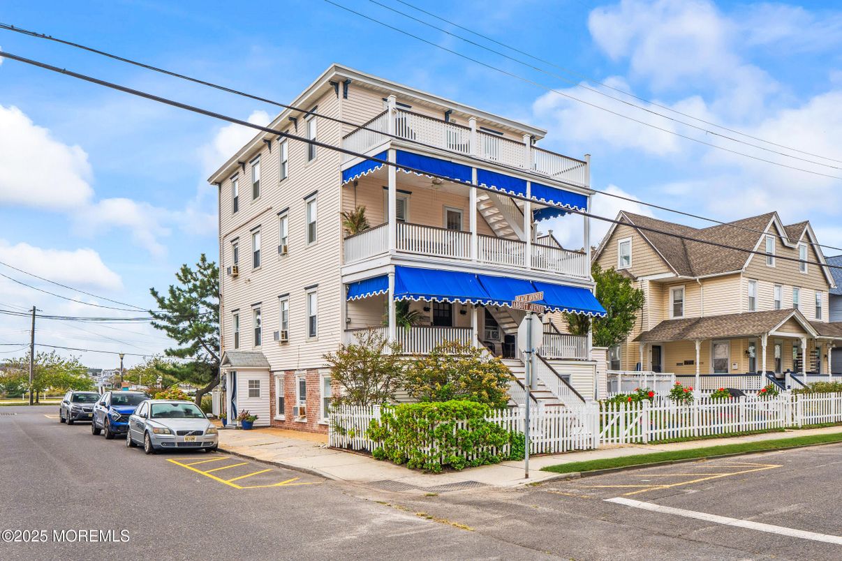 Exterior, Facade, Queen Anne Victorian