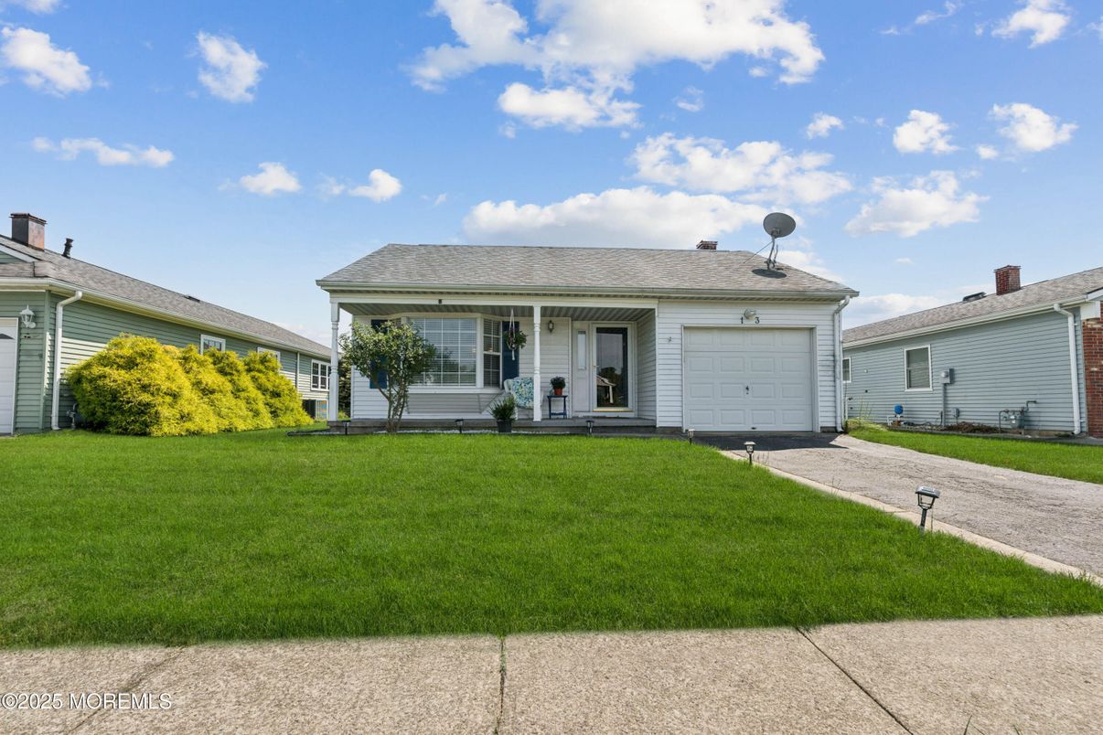 Attached, Exterior, Facade, Ranch