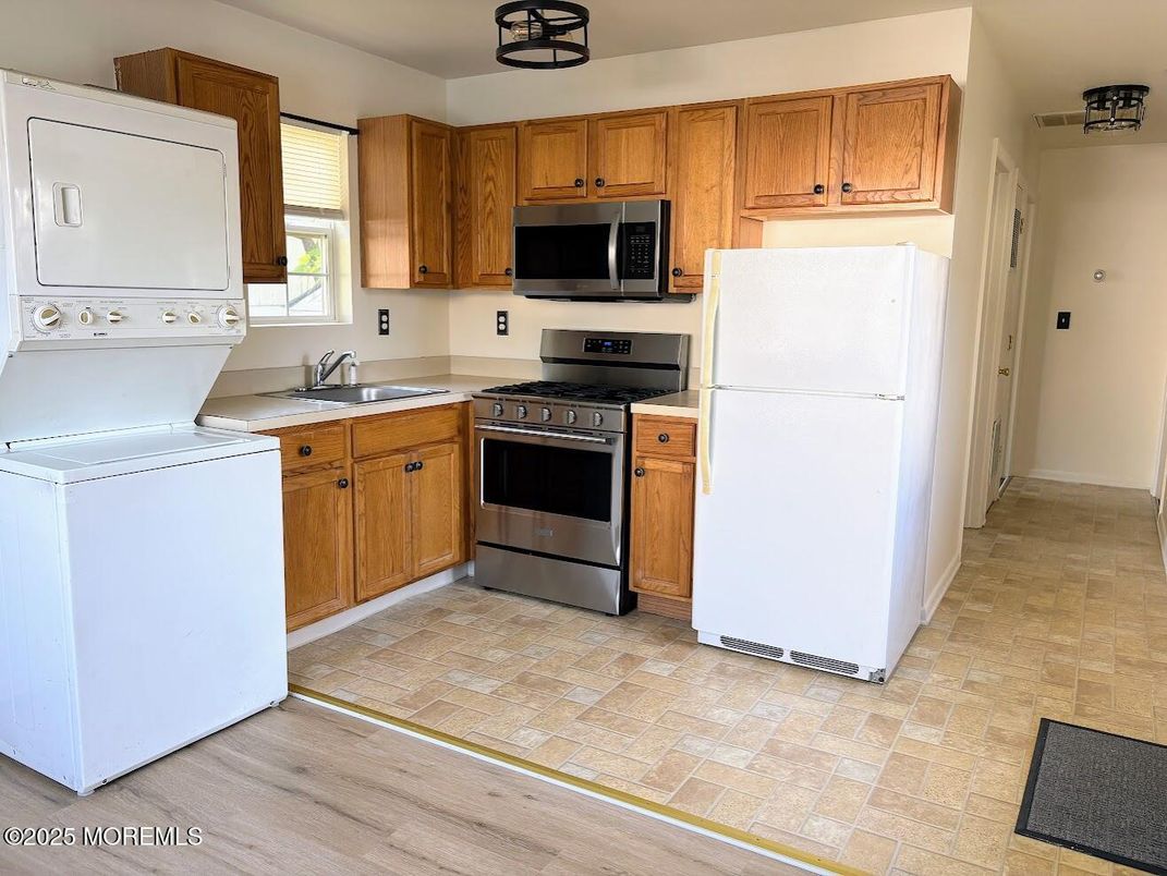 Interior, Kitchen, Washer, Wood Texture Flooring