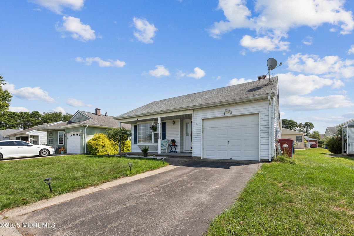 Attached, Exterior, Facade, Ranch