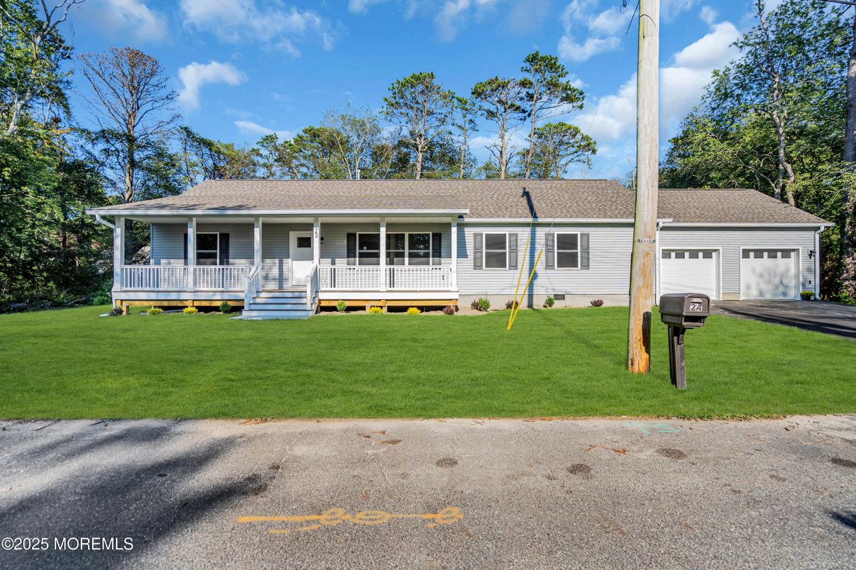 Attached, Exterior, Facade, Ranch