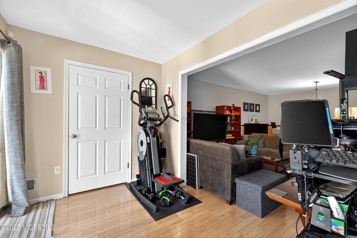 Fitness Equipment, Interior, Living room, Wood Texture Flooring