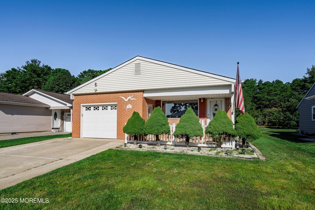 Attached, Exterior, Facade, Brick Facade, Ranch
