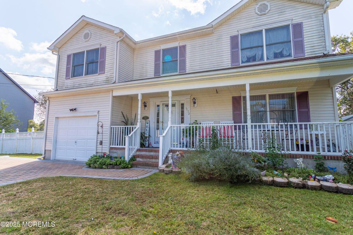 Attached, Exterior, Facade, Farmhouse