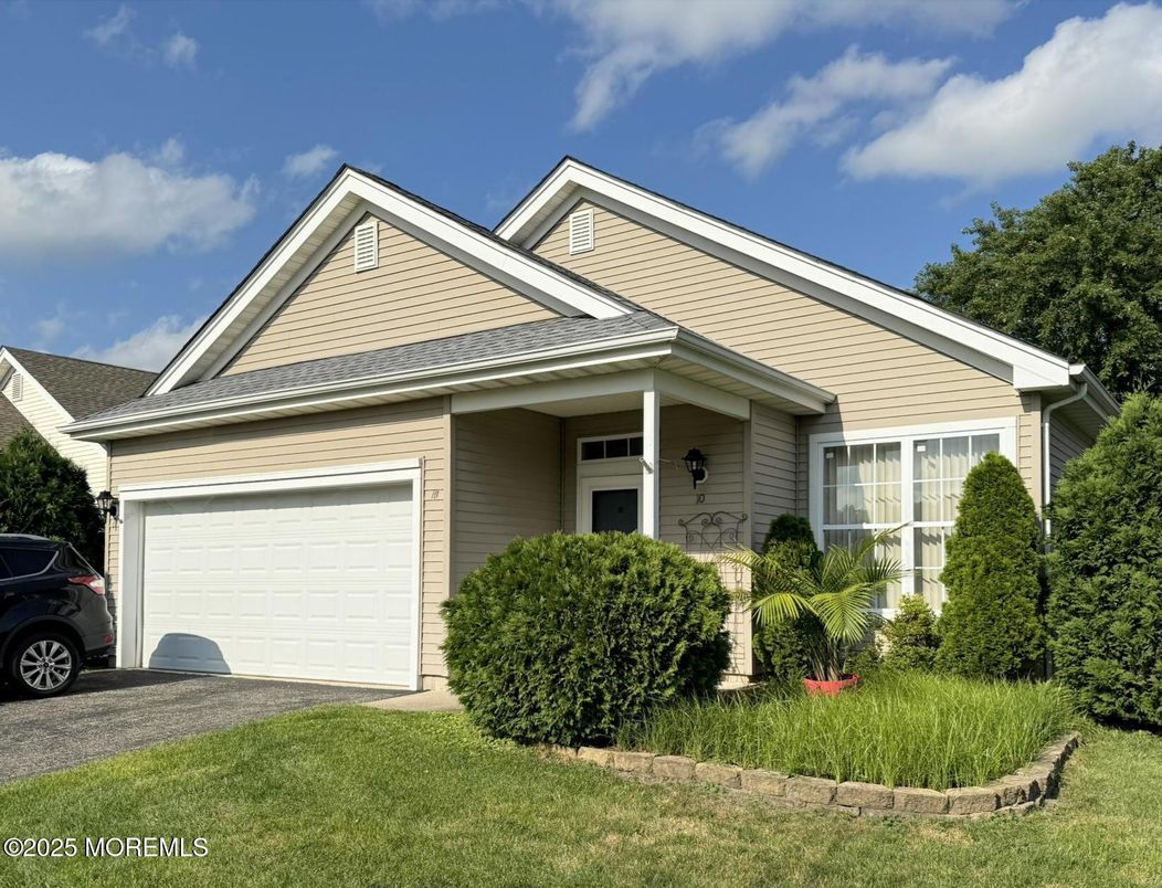 Attached, Exterior, Facade, American Craftsman