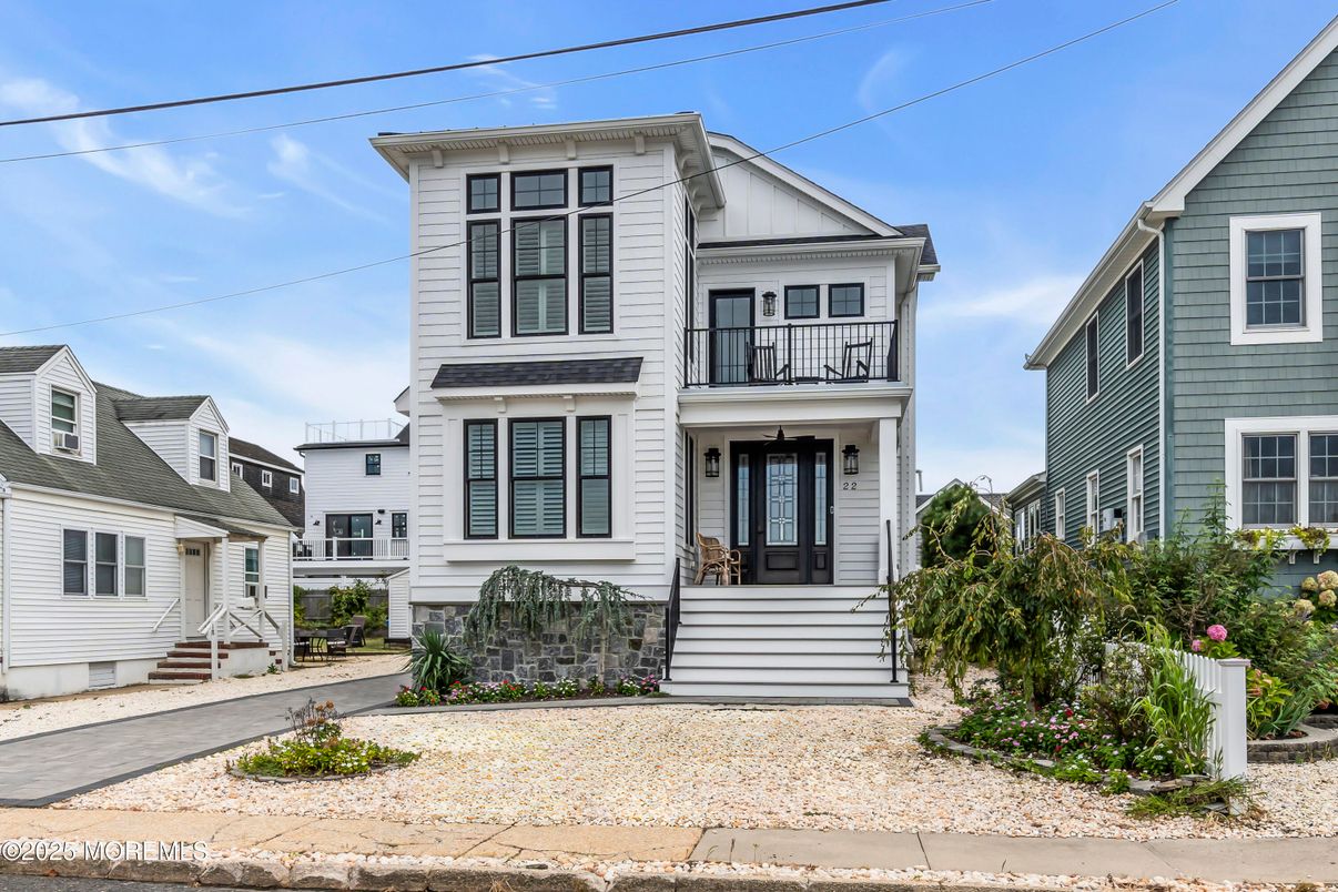 Exterior, Facade, Queen Anne Victorian