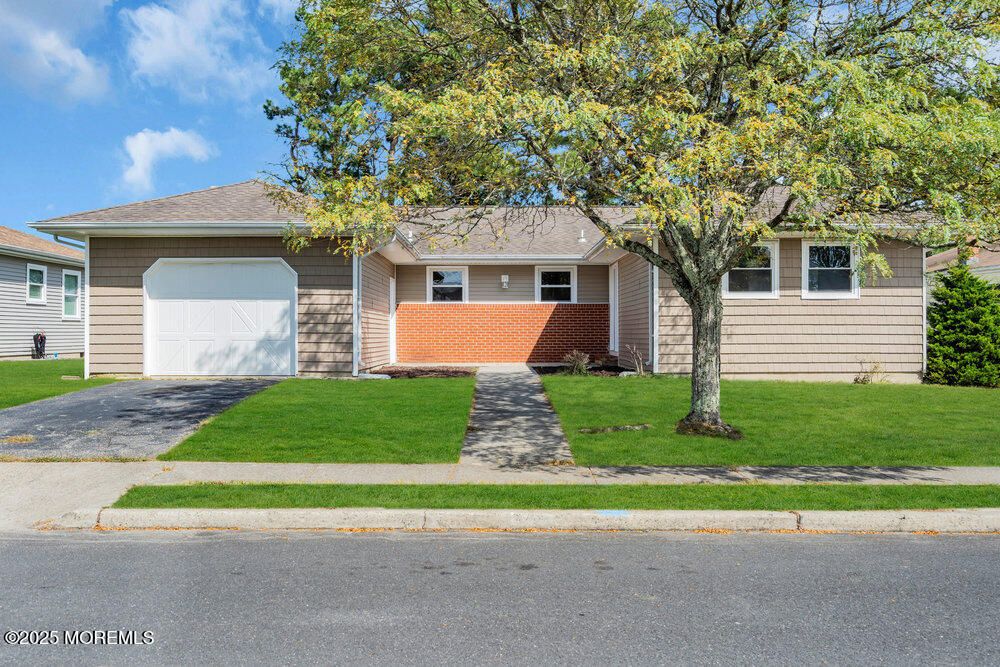 Attached, Exterior, Facade, Ranch