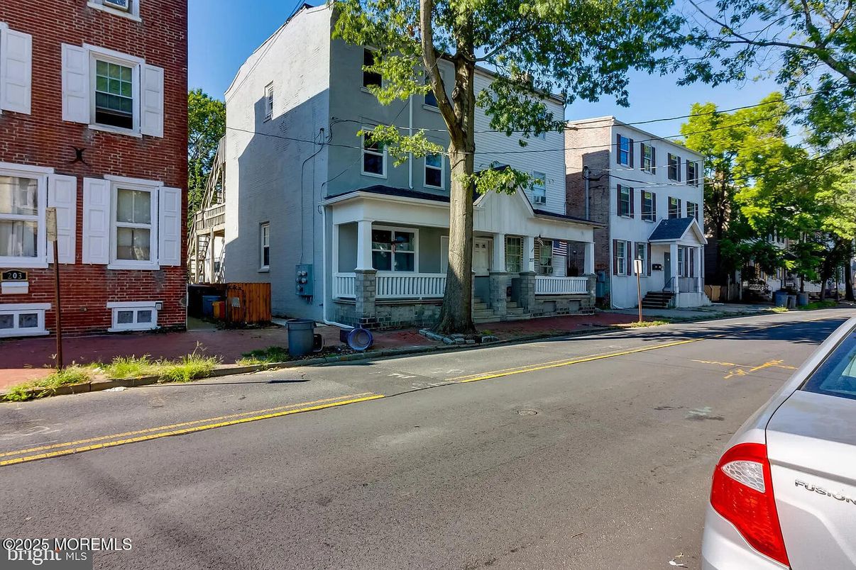 Exterior, Facade, Rowhouse