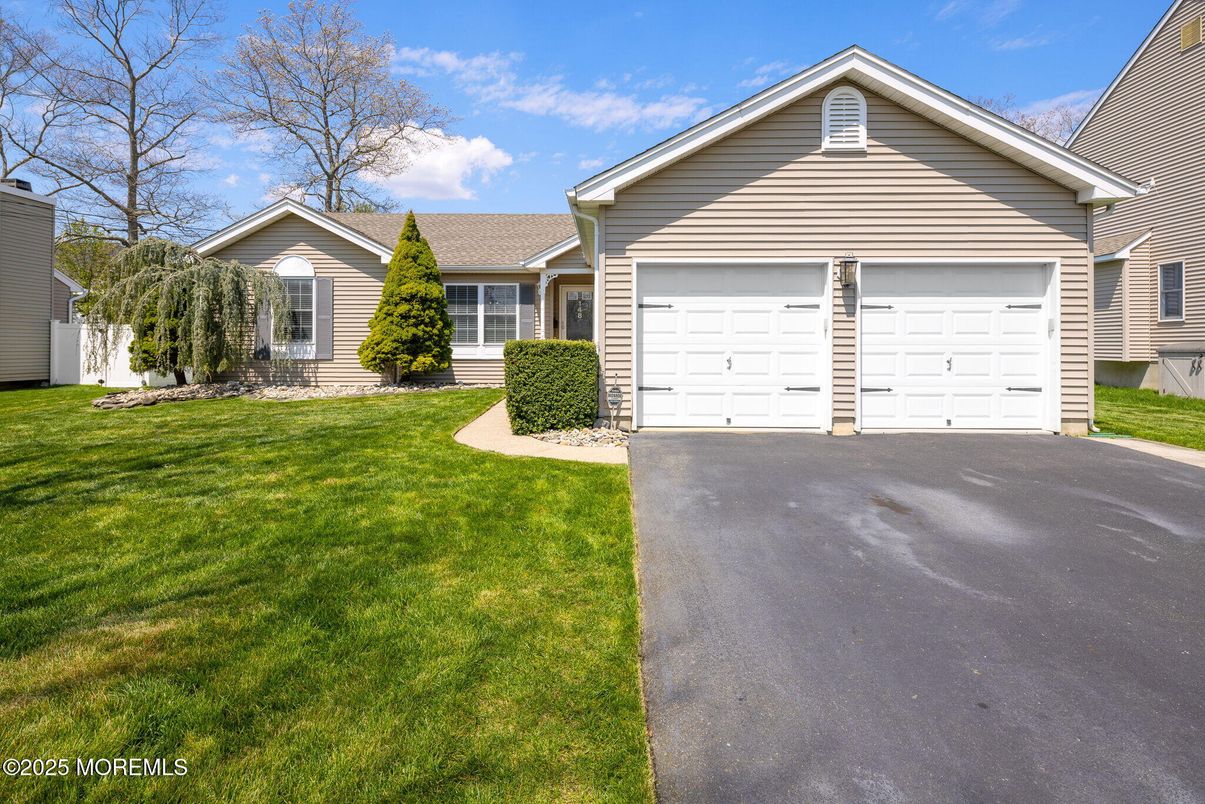 Attached, Exterior, Facade, Ranch