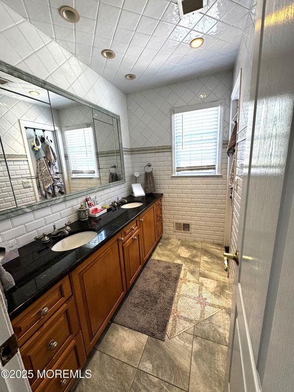 Bathroom, Dual Sink Vanities, Interior, Recessed Lighting
