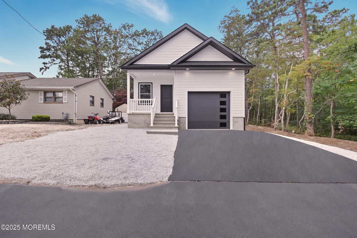 Attached, Exterior, Facade, Queen Anne Victorian