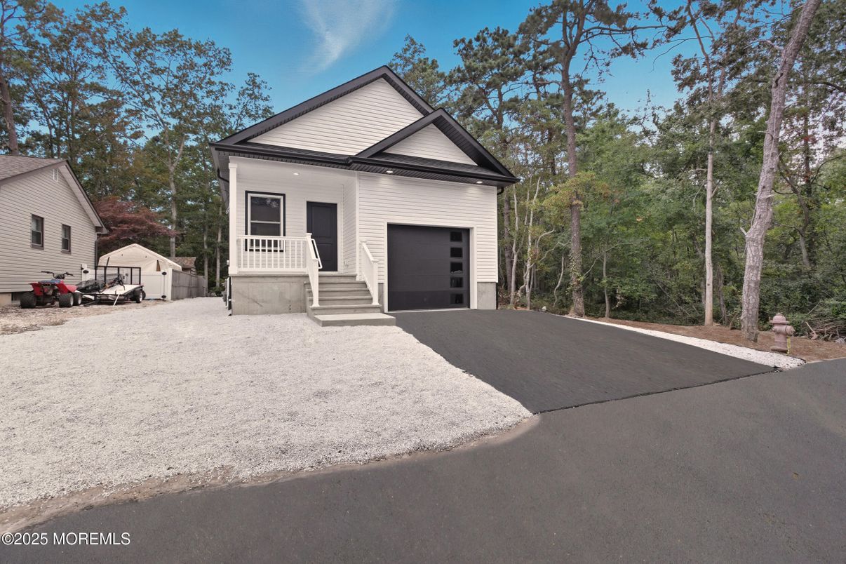 Attached, Exterior, Facade, Queen Anne Victorian