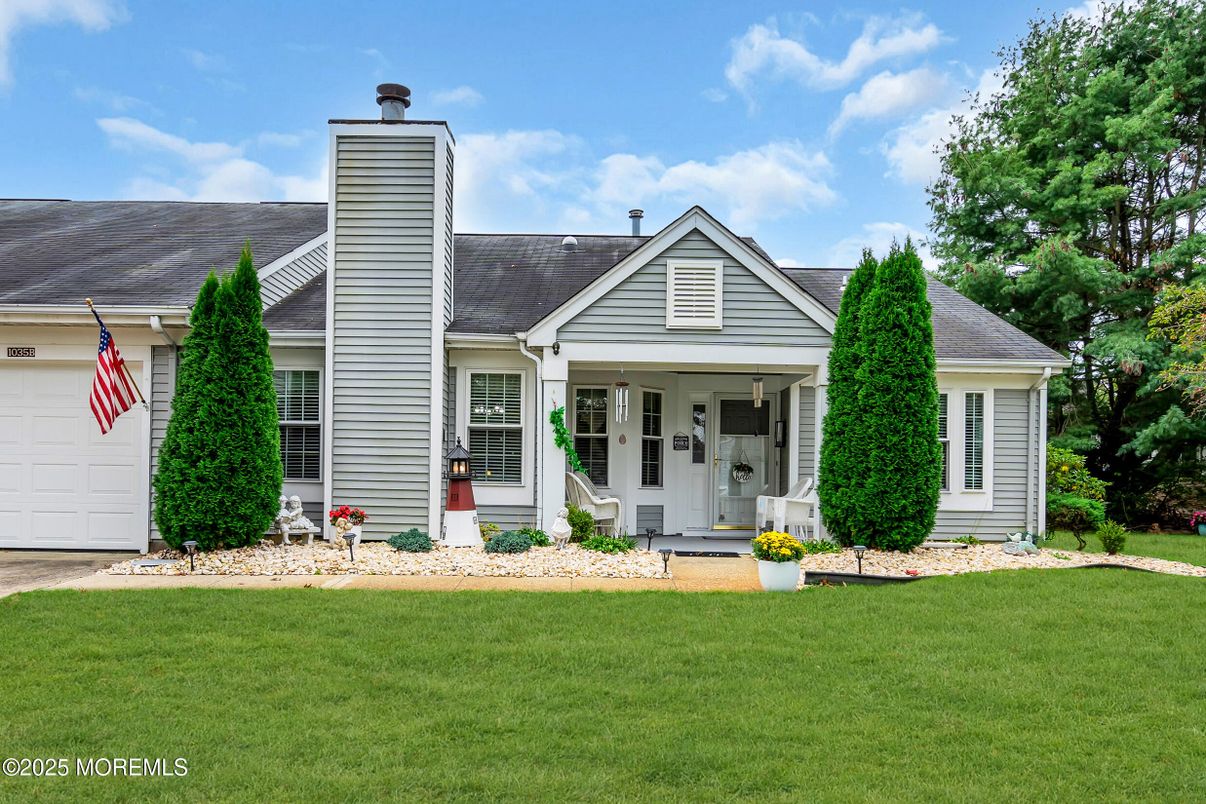 Exterior, Facade, Ranch