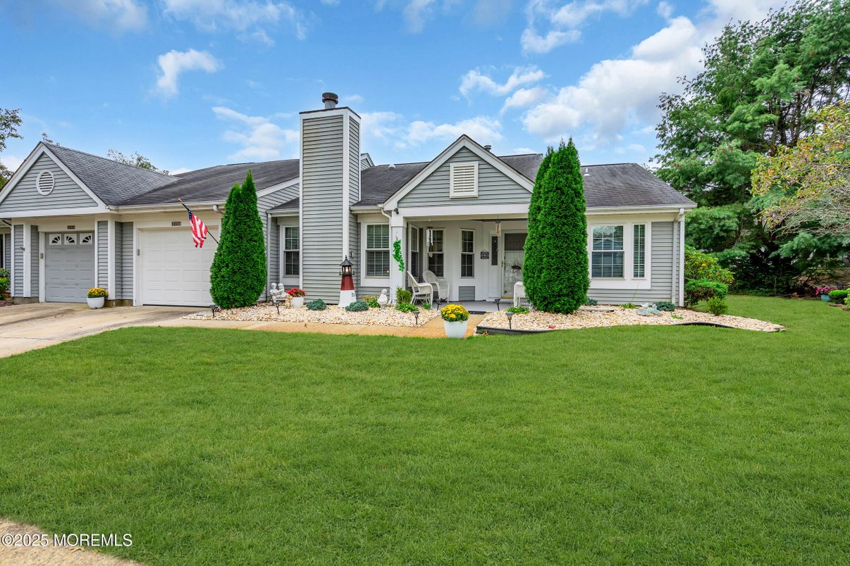 Attached, Exterior, Facade, Ranch