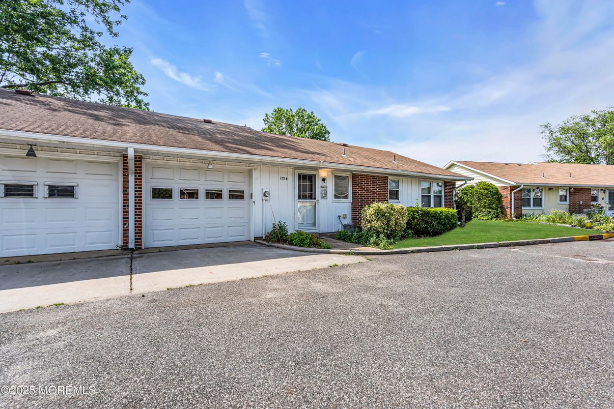 Attached, Exterior, Facade, Brick Facade, Ranch