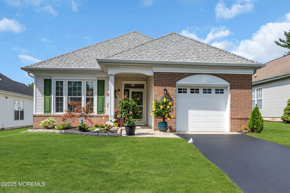 Attached, Exterior, Facade, Brick Facade, Ranch