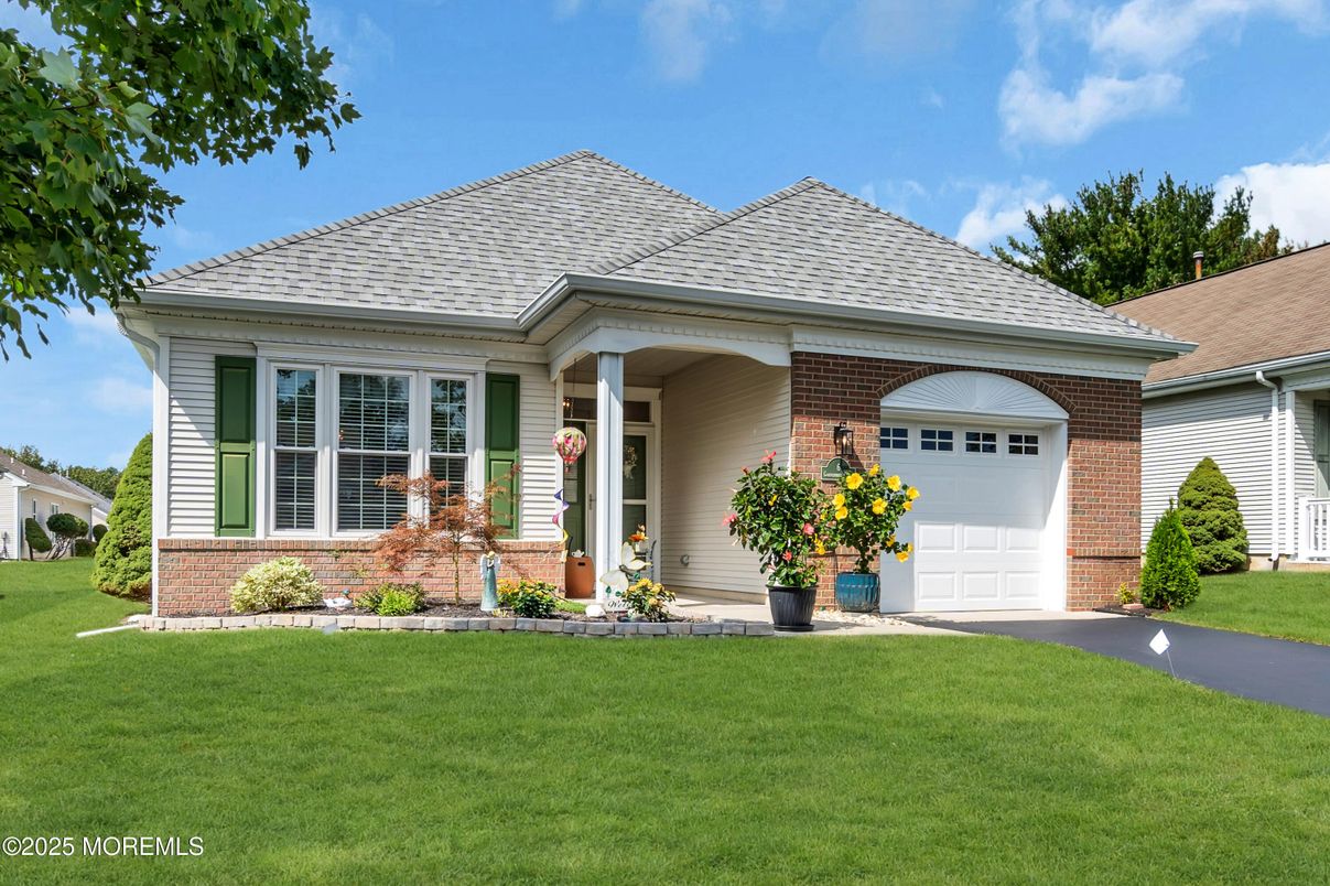 Attached, Exterior, Facade, Brick Facade, Ranch