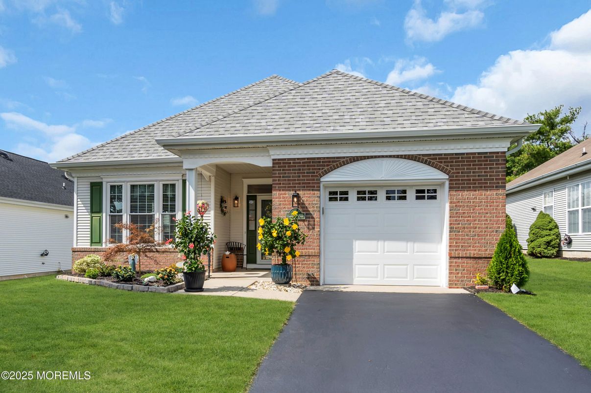 Attached, Exterior, Facade, Brick Facade, Ranch