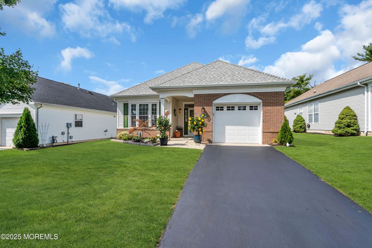 Attached, Exterior, Facade, Brick Facade, Ranch