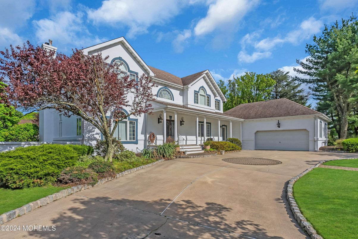 Attached, Exterior, Facade, Farmhouse