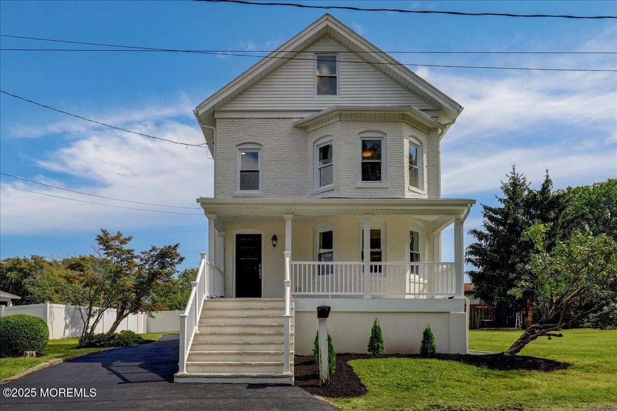 Exterior, Facade, Queen Anne Victorian